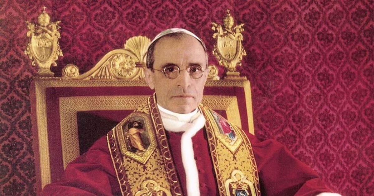 Papa Pio XII sentado em retrato oficial.