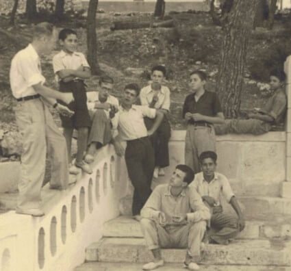 Grupo de jovens reunido nos primeiros tempos dos Cursilhos de Cristandade.