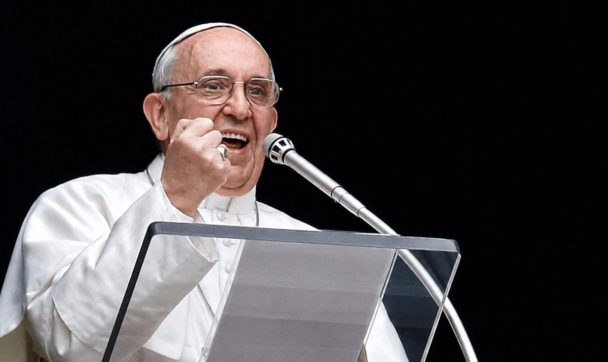 Papa Francisco a falar ao microfone, símbolo de anúncio e evangelização.