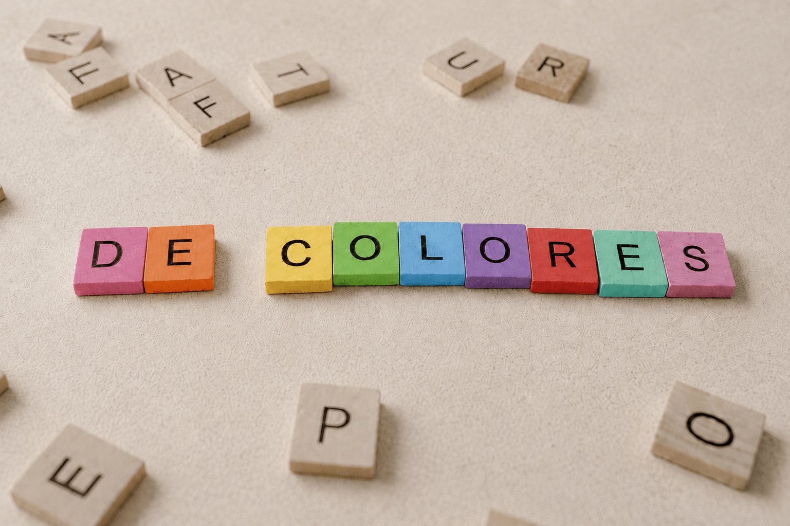 Expressão De Colores sobre fundo colorido.